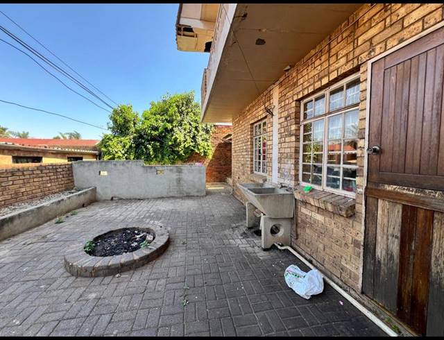 8 BEDROOM HOUSE FOR SALE IN LAUDIUM